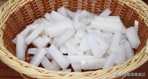白蘿蔔里加一個蘋果，不用一粒鹽，教你最解饞的吃法，香甜又脆爽