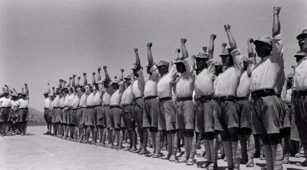 紅色女特工打入國軍內部，卻愛上了策反物件，周恩來：你們結婚吧