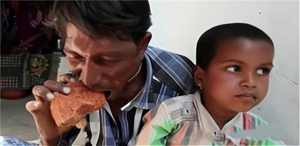 印度男子每天吃磚頭為生?到底是什麼原因呢 印度男子每天吃磚頭為生?到底是什麼原因呢