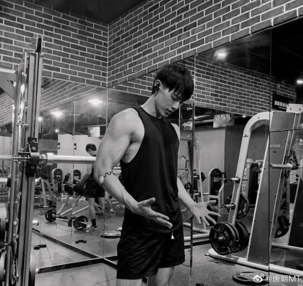 cos王者榮耀達摩的小哥火了！一身肌肉媲美漫畫人物，網友：真帥