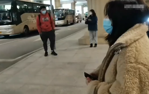 真愛！大學男生從四川飛到哈爾濱見女友，女友衝入他懷中讓人羨慕