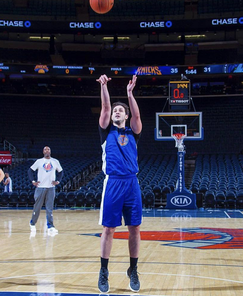 養眼！他是全球最帥男醫生，一頓約會晚餐拍出60萬元