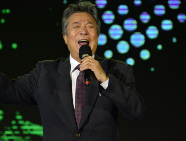 歌唱家李光羲：窮小子和富家女相愛65年，3個女兒成他的驕傲