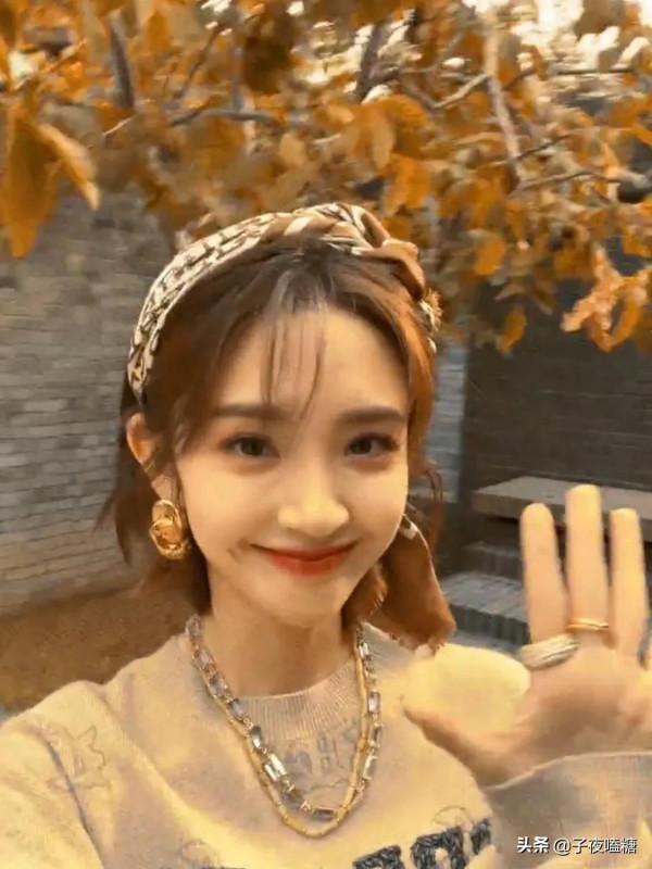 唐藝昕意外曝光住的豪宅,看到院子裡的那棵樹,我羨慕了 唐藝昕意外曝光住的豪宅,看到院子裡的那棵樹,我羨慕了