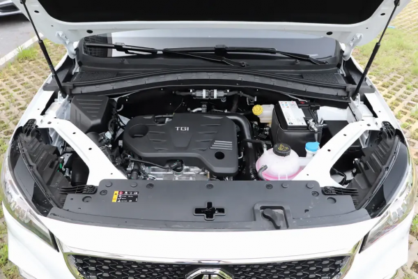 配四缸渦輪增壓發動機，整備質量1557kg，名爵HS動態表現如何？