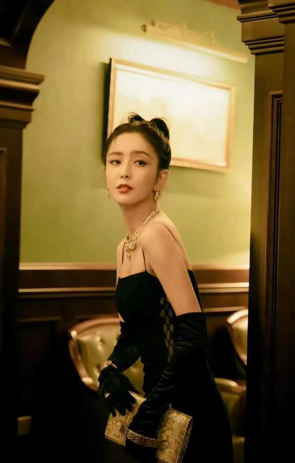 佟麗婭元氣滿滿，一顰一笑都美得讓人移不開眼，溫柔可人