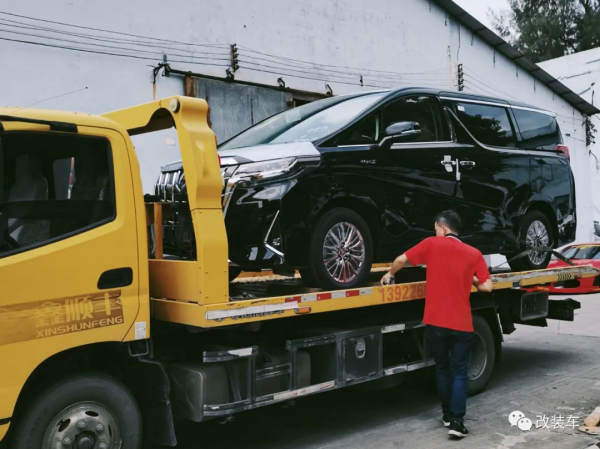 未成年高中生打造素雅埃爾法,全身名牌改件加起來超過16萬 未成年高中生打造素雅埃爾法,全身名牌改件加起來超過16萬