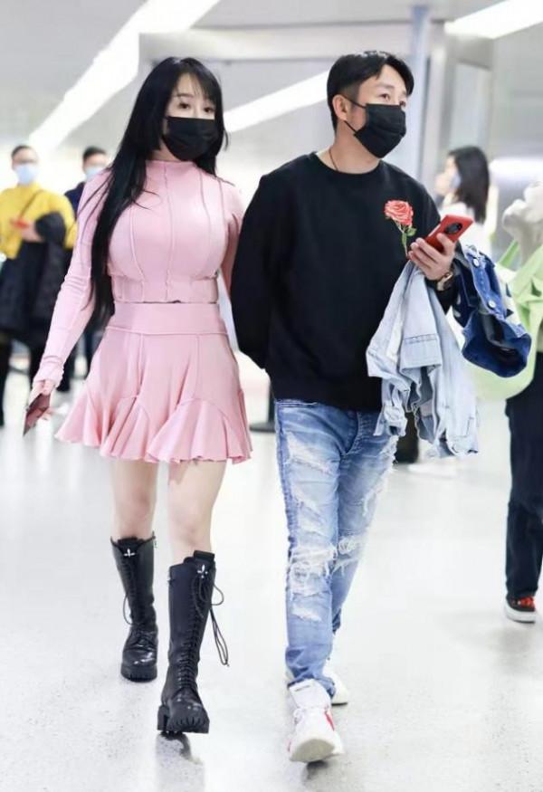 冉瑩穎真不怕凍，機場穿粉嫩超短裙好清涼，老公滿臉寫著不痛快