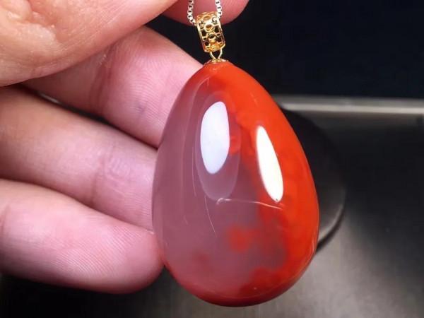 水滴吊墜 形狀飽滿 豔麗 特色 半山半水