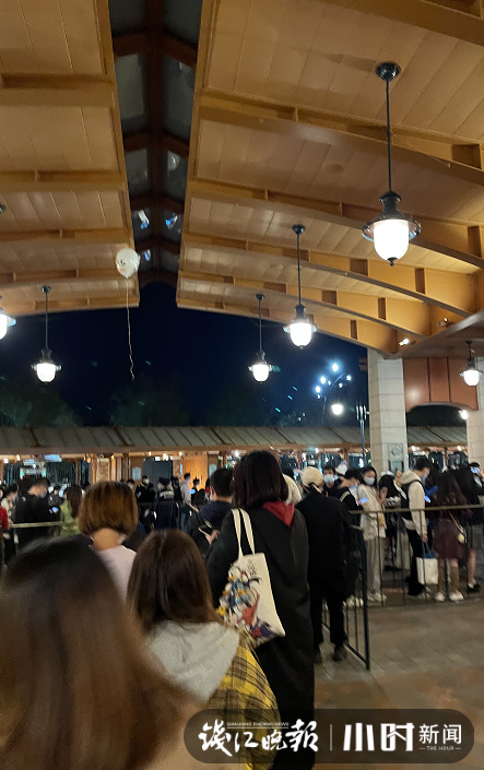 小時連線｜上海迪士尼暫時關閉的這一夜，我看到醫護人員的隊伍比煙花更震撼