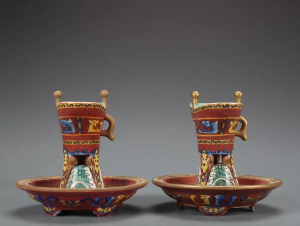 清-乾隆 琺琅彩爵杯一套規格：高帶底座高13.8cm 杯淨高11.8cm 寬7cm