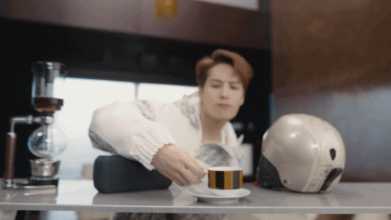 為什麼長得美的、帥的，最近都穿著FENDI玩滑雪