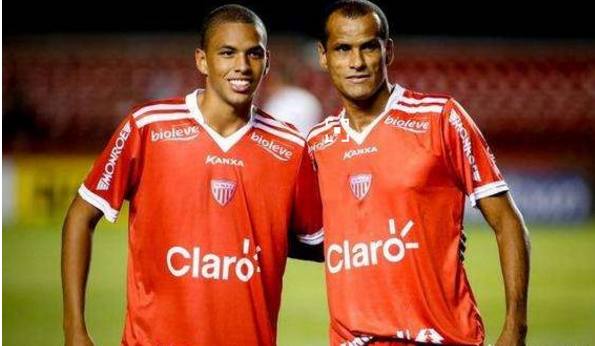 上陣父子兵，足壇有哪些父子同場競技的傳奇時刻？