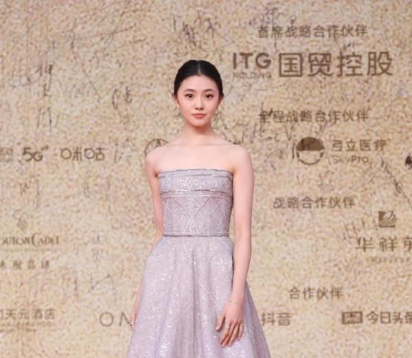 2021金雞獎女星紅毯造型生圖合集，倪妮變方臉，張小斐瘦得認不出