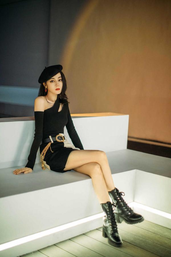 迪麗熱巴有顏任性，穿黑色破洞上衣意外時髦，配上貝雷帽美翻了