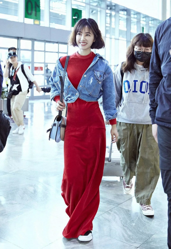 蔡依林看著不像有41歲了！穿拼接色連衣裙亮相，高階洋氣又減齡