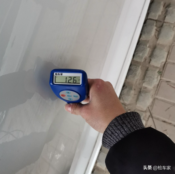 9萬塊買輛12年的法系跑車，小哥上來就砍價1萬，賣家：成交