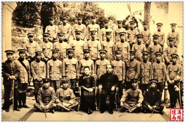 他是首位在文章裡使用“她”字的詩人，康白情的那些故事