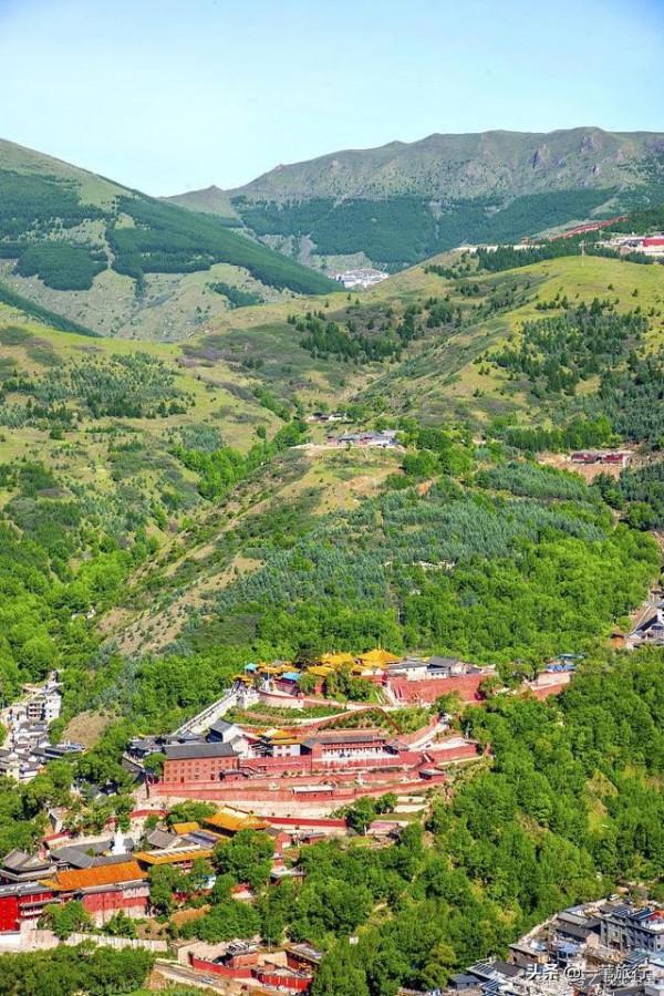 文化名山莫過於三山五嶽，五嶽分居全國，但每個省都有自己的三山