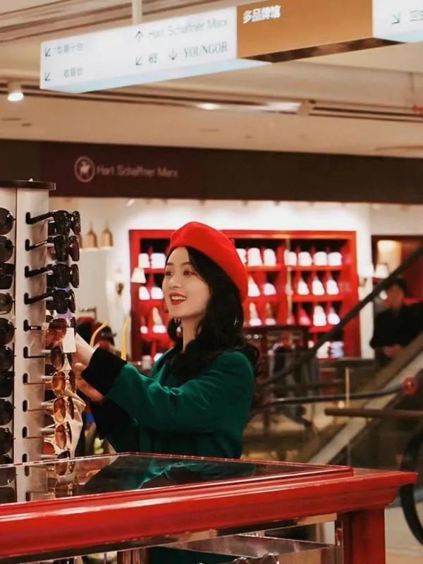 趙麗穎《野蠻生長》路透圖好美！穿綠色大衣，戴貝雷帽，復古時髦