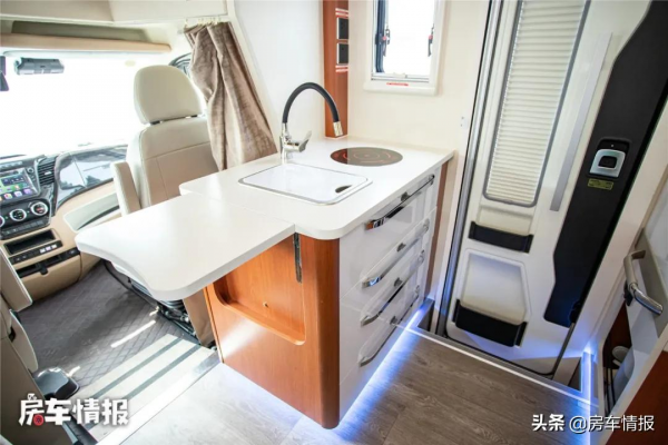 黑金剛房車真帥！越野外觀氣場不輸烏尼莫克，出廠帶電14度隨便用