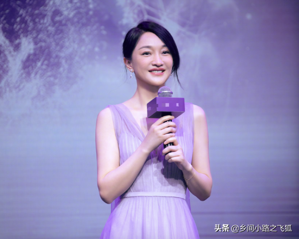 周迅著薰衣草紫紗裙亮相好優雅 盤發造型盡顯端莊柔美