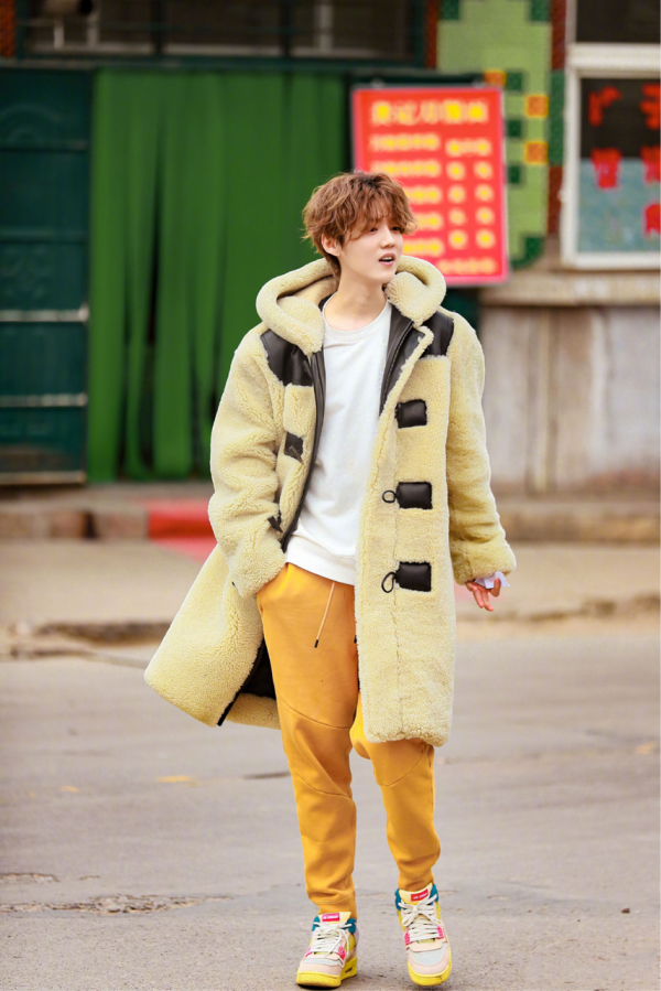 鹿晗開始走“硬漢風”了，短髮+皮衣時髦帥氣，配條大金鍊真搶鏡