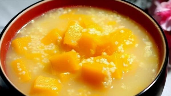 熬小米粥時，直接用水煮就錯啦，教你3個小訣竅，小米黏稠又好喝