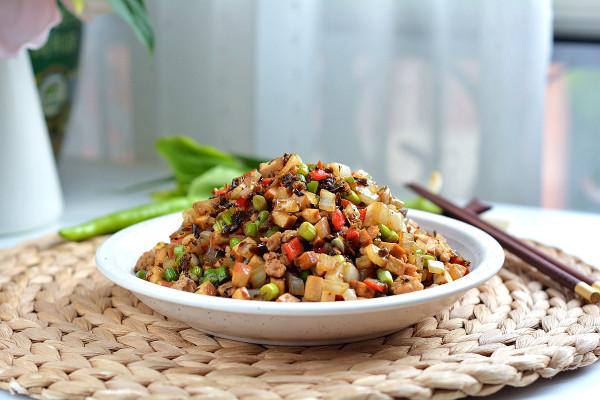 家裡蔬菜不多很適合做這道小炒,幹香脆嫩味足,拌米飯能多吃半碗 家裡蔬菜不多很適合做這道小炒,幹香脆嫩味足,拌米飯能多吃半碗