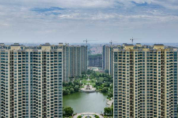 買房牢記七字真言：“買中、買邊、買三室”，基本不會買錯房