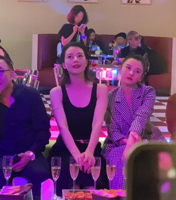 本來以為宋祖兒已經夠漂亮了,高圓圓和她同框卻贏得很徹底 本來以為宋祖兒已經夠漂亮了,高圓圓和她同框卻贏得很徹底