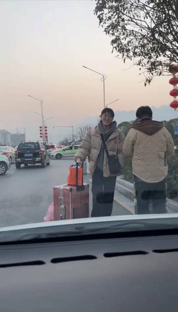 一女生帶男友回家，家長：吞金獸回來了，把別人家的豬也帶回來了