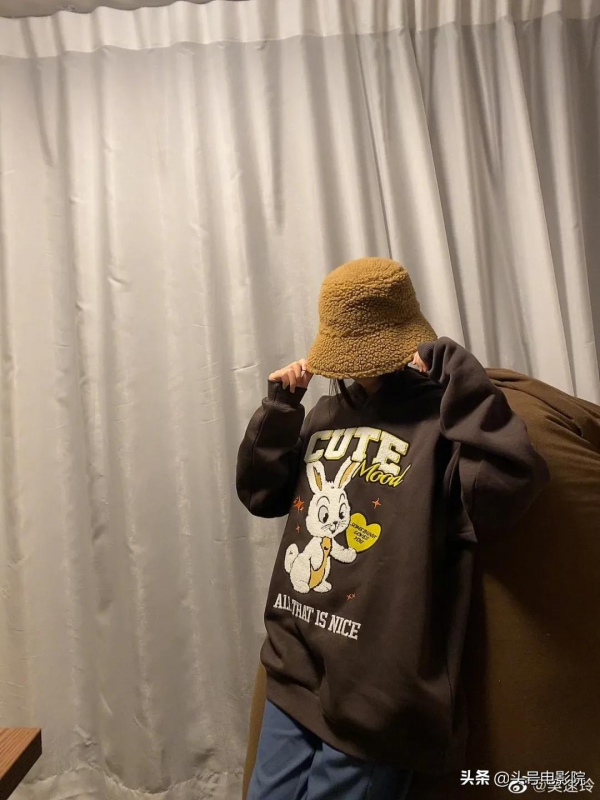 黃多多16歲戴金鍊塗眼影，爸爸萌娃早熟！曹格女兒11歲露肩畫眼線