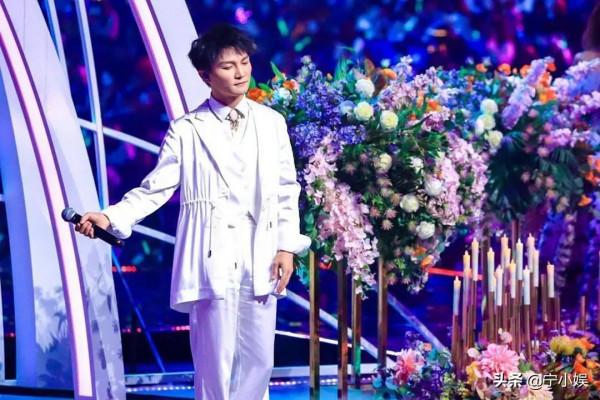 造型師集體掉線?易烊千璽不倫不類,周冬雨暴露缺點,張韶涵太顯老 造型師集體掉線?易烊千璽不倫不類,周冬雨暴露缺點,張韶涵太顯老