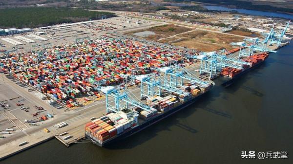 美國港口積壓解決了？辦法是集裝箱堆放6層，體制僵化可見一斑