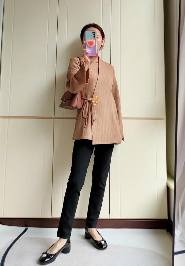 這位50歲的媽媽也太會穿了,一件衣服多種搭配,這3種穿法好驚豔 這位50歲的媽媽也太會穿了,一件衣服多種搭配,這3種穿法好驚豔