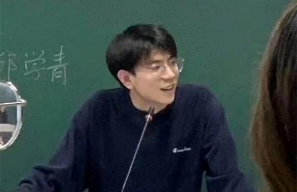 老師可以有多帥?撞臉“白敬亭”,學生:只想上課不想畢業 老師可以有多帥?撞臉“白敬亭”,學生:只想上課不想畢業