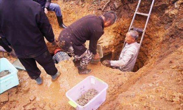 普通村莊遍地古錢幣，孩童拿它當玩具，20多噸古錢幣從何而來？