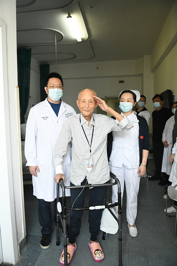 抗美援朝出國作戰71週年紀念日 91歲志願軍老戰士站起來、敬軍禮