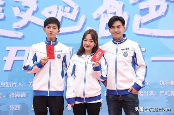 薛佳凝生活真豐富，穿印花裙拎6位數包逛高檔會所，臉通紅有福相