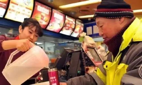 “我在麥當勞做炸雞，被5元漢堡逼瘋了”