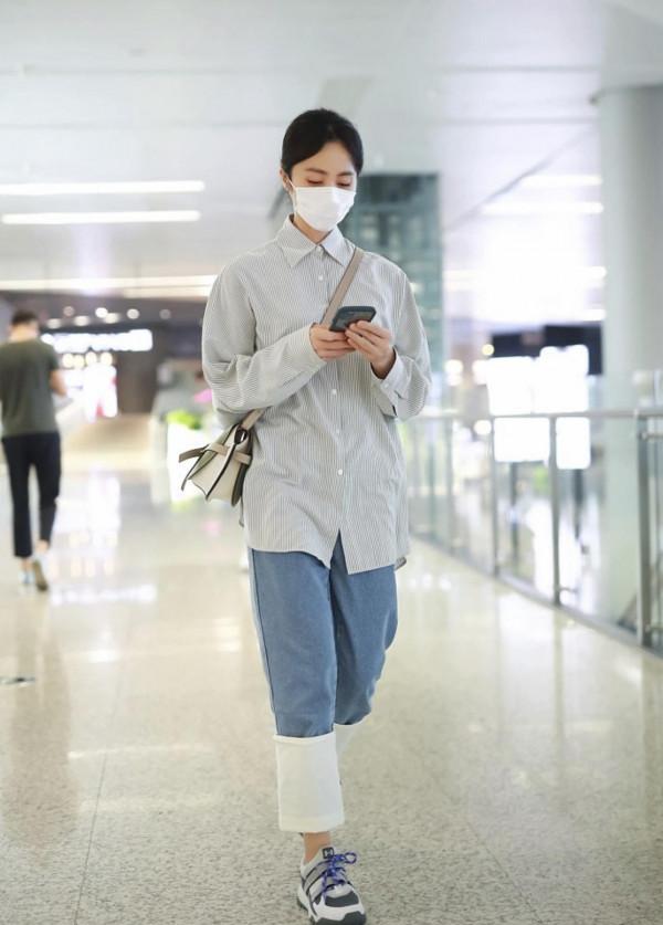 &OpenCurlyDoubleQuote;孫莉&rdquo;帶小女兒走機場，一頭金髮搭配黑色西裝，辣媽氣場全開