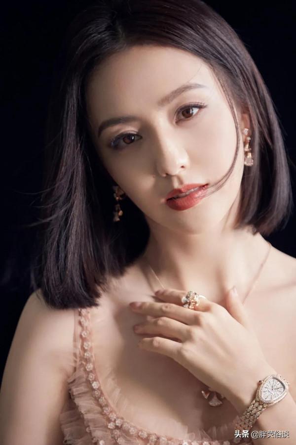 黑長直配上珍珠裙，這樣的佟麗婭美的好精緻