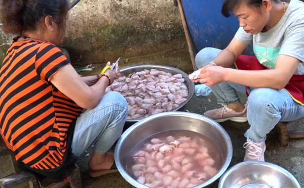 安徽藏在巷子裡的小飯館，用下腳料做招牌，紅燒雞頭20個賣35元