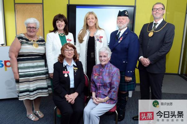 英國名媛蘇珊·豪伊夫人，左肩佩戴一枚勳章，代表了王室職位