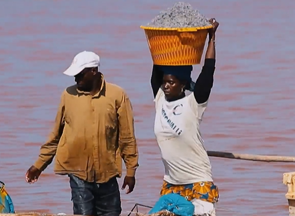 塞內加爾的底層生活：採鹽工為了掙錢，渾身潰爛也要泡在鹽湖裡