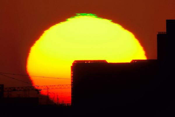 太陽的頭頂突然冒著“綠光”,網友:愛像一道光,綠得讓人發慌 太陽的頭頂突然冒著“綠光”,網友:愛像一道光,綠得讓人發慌