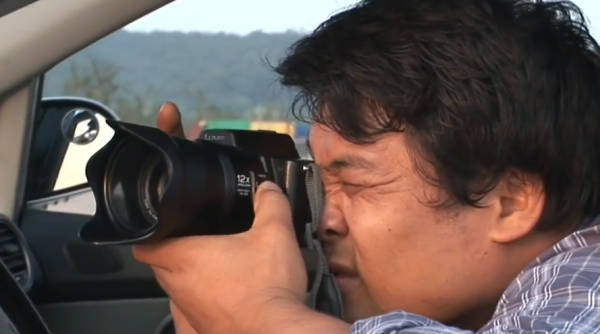 故事:韓國截癱小夥趴著開車,超車變道樣樣精通,正常老司機都佩服 故事:韓國截癱小夥趴著開車,超車變道樣樣精通,正常老司機都佩服