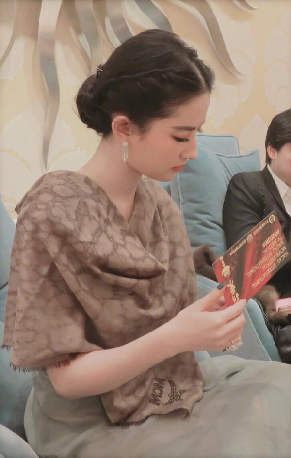 不知道以後還會不會經常看到劉亦菲了呢？太好看了，看不到可惜了