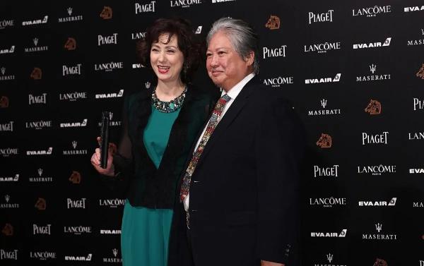 洪金寶混血老婆太驚豔,穿綠色連體褲配襯衫高貴又大氣,美出圈了 洪金寶混血老婆太驚豔,穿綠色連體褲配襯衫高貴又大氣,美出圈了